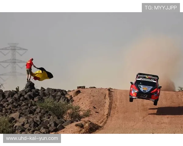 达喀尔拉力赛夜战赛段：摩托车手导航失误，冠军悬念留待最终日